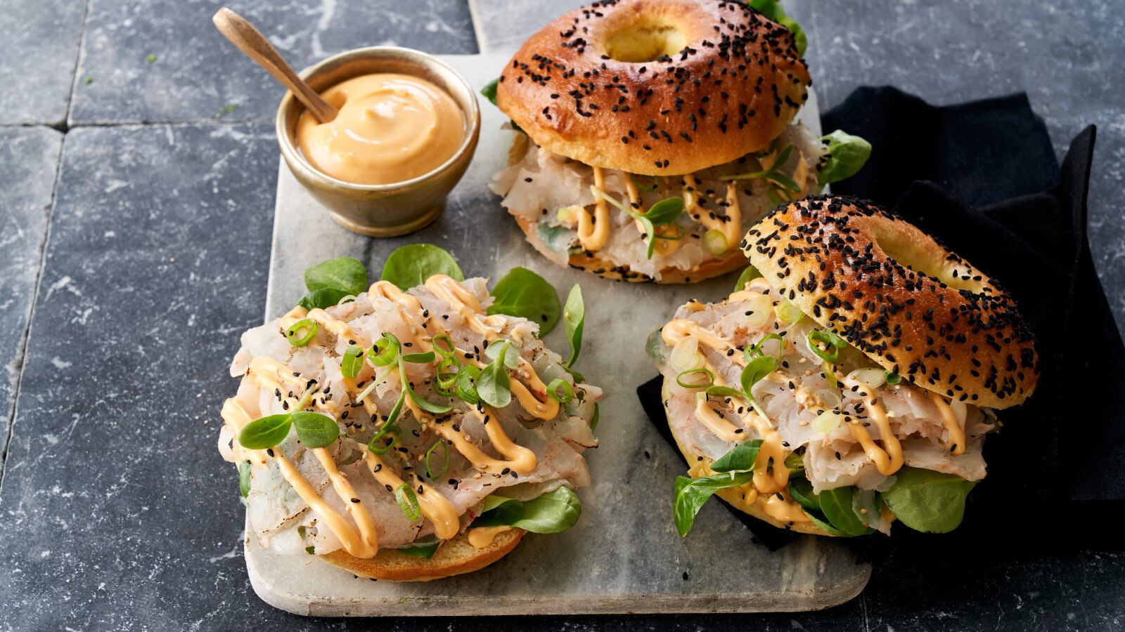 Recept Remia Legendary Bagel met Gamba Carpaccio en Garlic Sriracha Mayonnaise 3