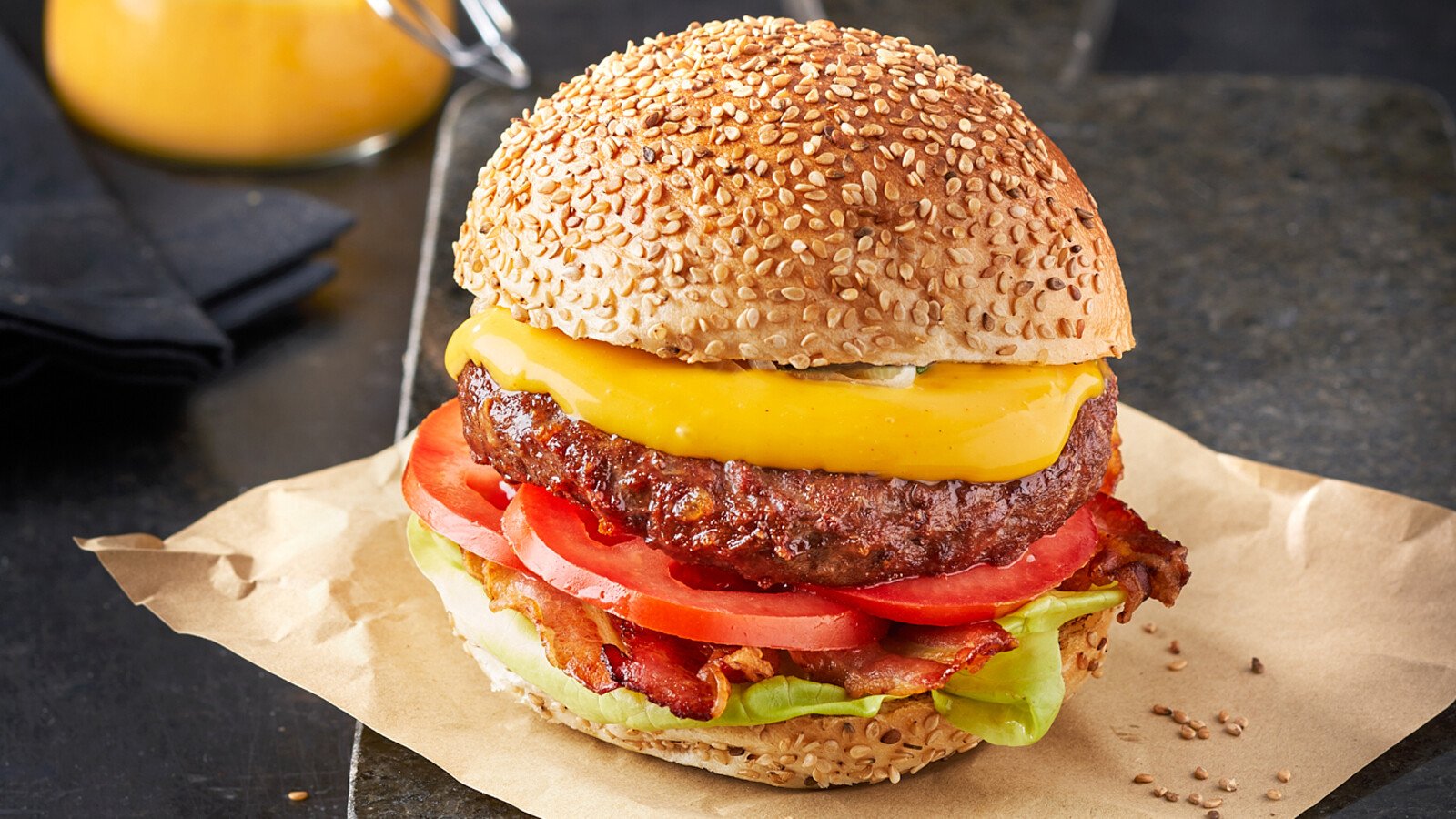 Recept Gouda's Glorie Tasty Cheddar Style Hamburger met kaassaus en tomaat