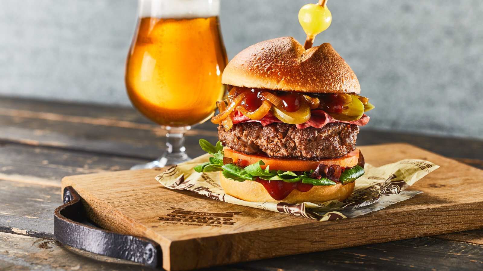 Smokey BBQ Beer BurgerRemia Smokey BBQ Beer hamburger met bier