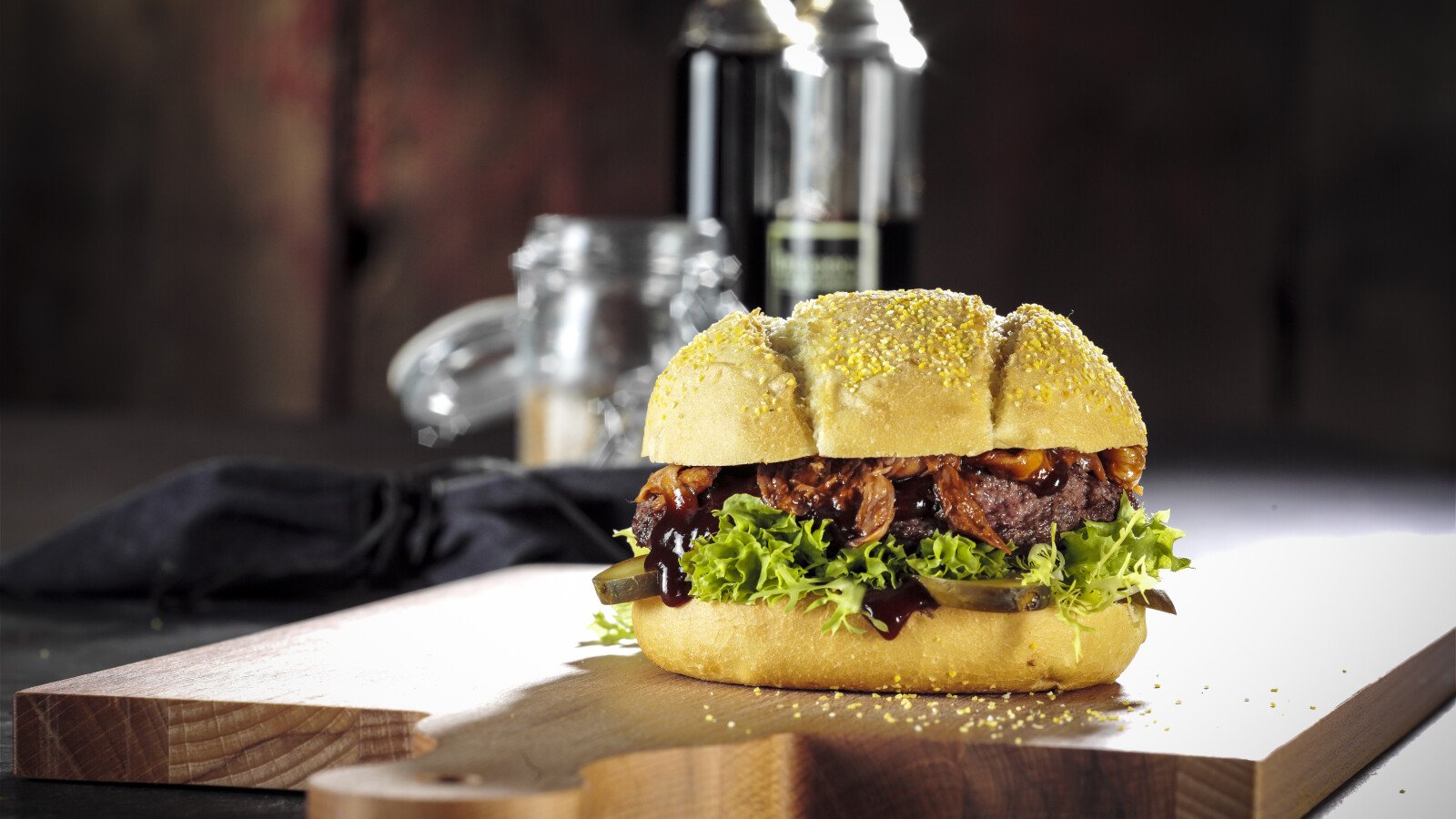 Remia Burger en Grill Texas hamburger met Smokey BBQ saus op plank