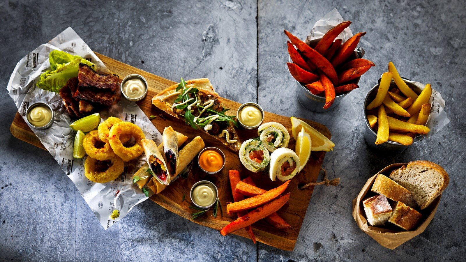 Remia Legendary Real Tasty Mayonaise borrelplank met diverse snacks en sauzen