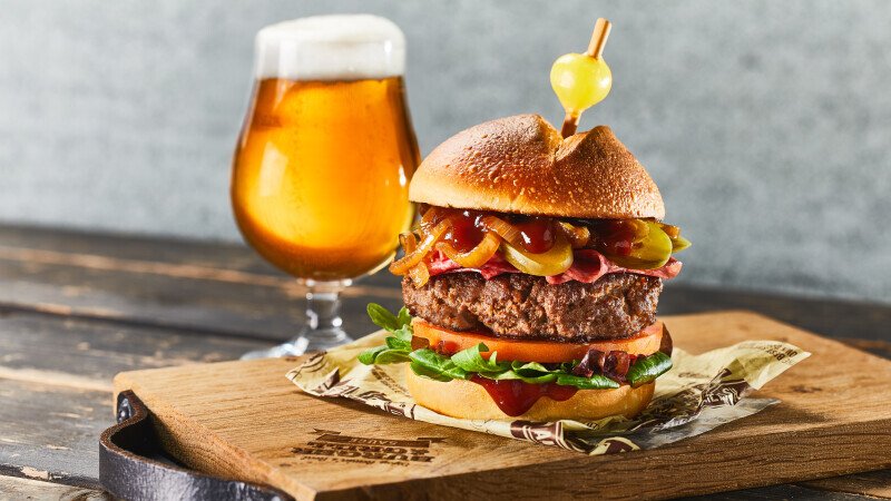 Remia Brewing Brad hamburger, met kaas, Smokey BBQ Beer, barbecuesaus met bier, saus, broodje, Burger & Grill