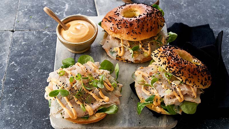 Recept Remia Legendary Bagel met Gamba Carpaccio en Garlic Sriracha Mayonnaise 1