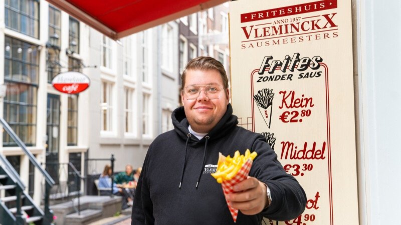 Remia afbeelding Nigel met puntzak frites en fritessaus uitgezoomd