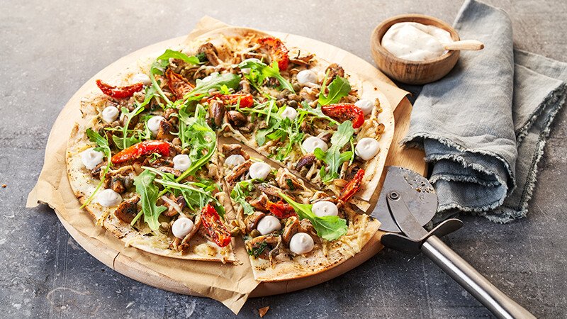 Sfeerbeeld Remia Flammkuchen met Like!Mayo truffel en paddenstoelen