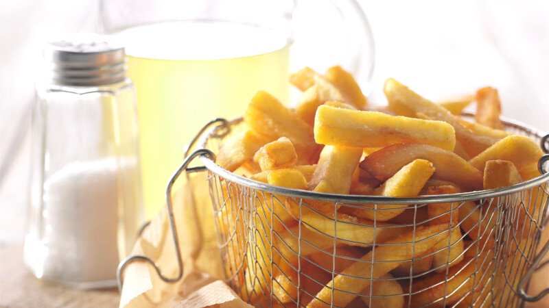 Remia mandje met frites, zout en frituurvet