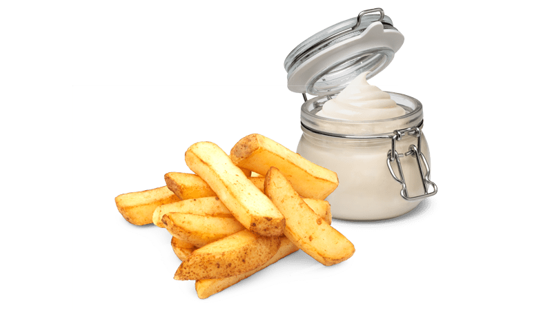 Frites, glazen potje met fritessaus, mayonaise