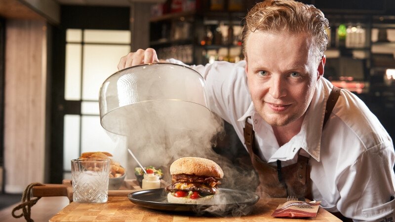 Remia Chef met Smokey BBQ Burger & Grill hamburger, keuken