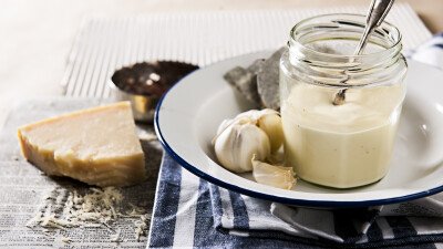 Glazen potje met Remia Like!Mayo Caesar dressing