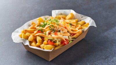 Gouda's Glorie - Loaded Fries - Ei en Garlic Sriracha saus